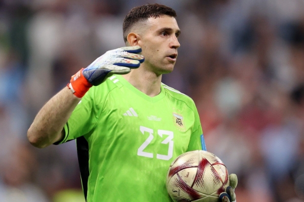 莫佩调侃撞伤莱诺成就大马丁:“难道他不应该对我心存感激吗?”