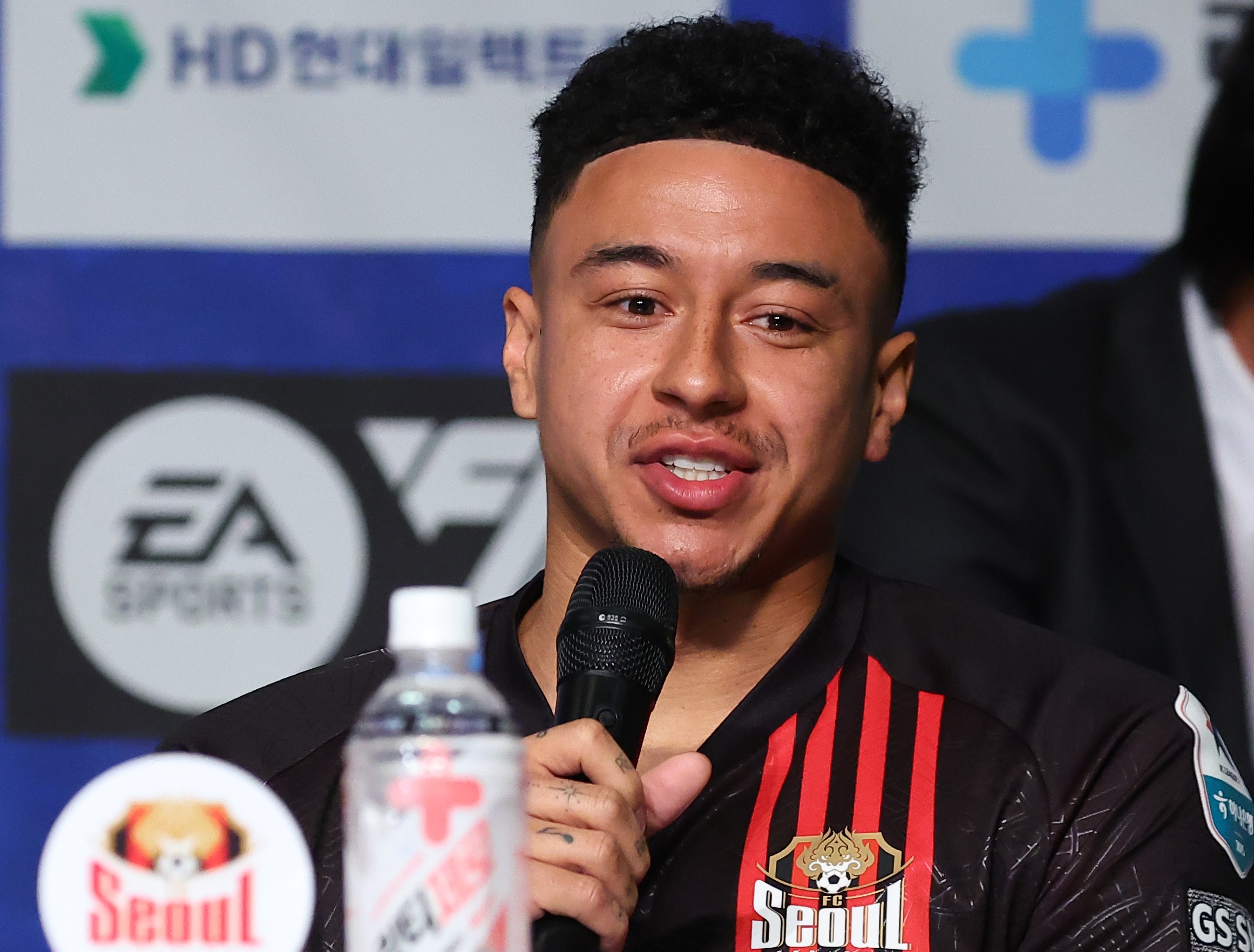 周鹏：一直有和易建联沟通和联系 大哥永远是大哥 他现在挺好的